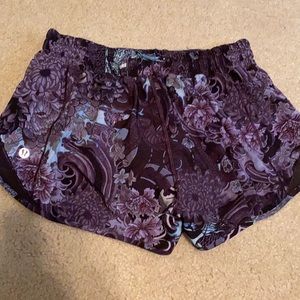 Sold Lululemon Hotty Hot Shorts, 2.5”, 6